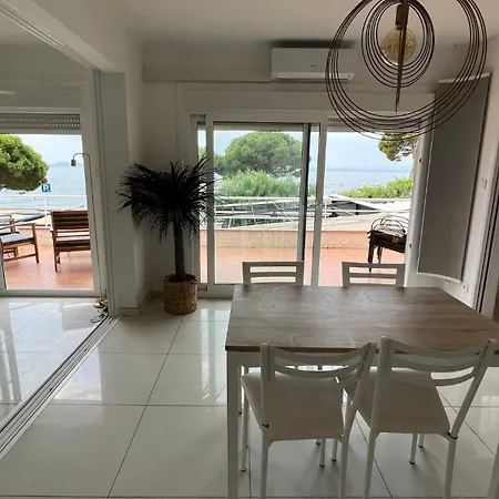 Precioso Moderno En Primera Linea Del Mar Roses
